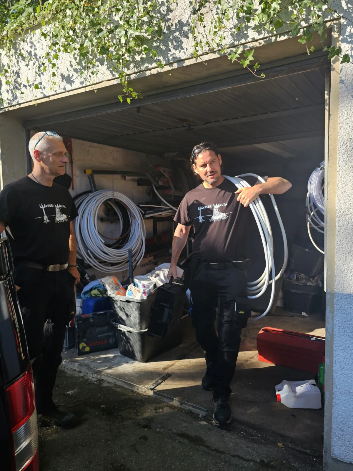 Monteure von Wasser Walta bereiten Material für einen Einsatz in Aachen vor