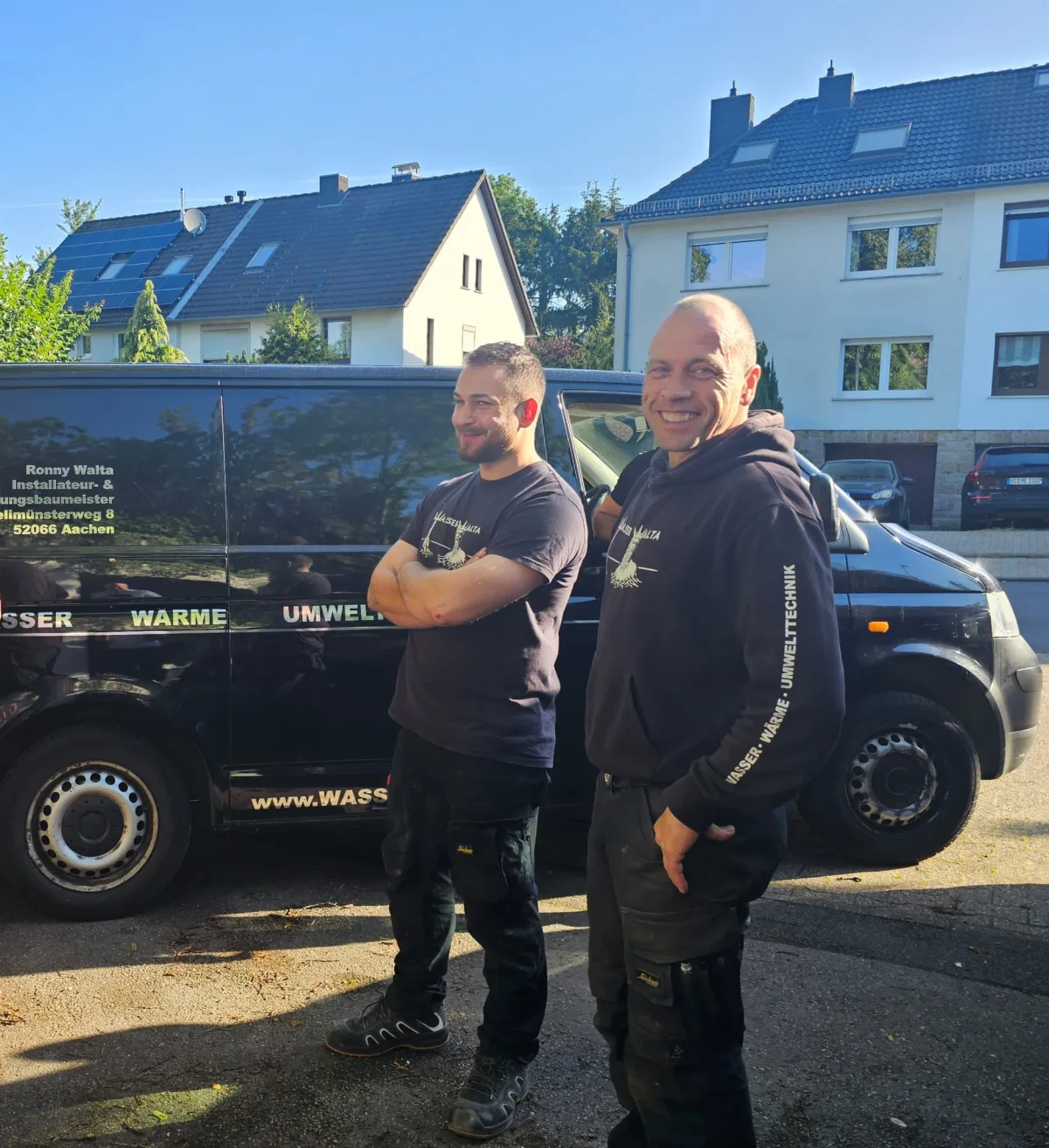 Monteure von Wasser Walta vor dem Einsatzfahrzeug in Aachen