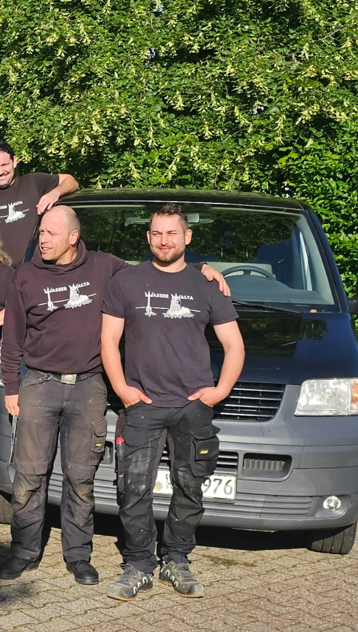 Wasser Walta Team vor dem Firmenfahrzeug in Aachen